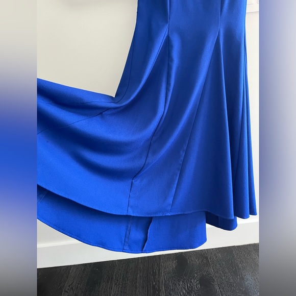 Evening dress with a long train. - Picture 3 of 13